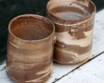 Marmorierte Tassen aus recyceltem Ton