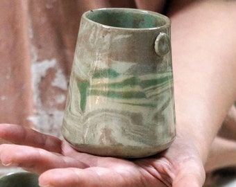 kleine marmorierte Becher aus recyceltem farbigem Ton