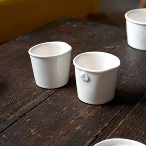 xícaras de café expresso de barro branco inspiradas em xícaras de papelão