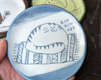 Steingutteller mit Tiermotiven