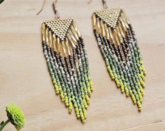 Maïa | Lange Perlenfransen-Ohrringe in Grün-, Gold-, Bronze- und Cremetönen