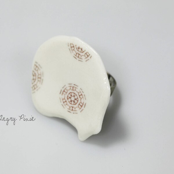 Bague en porcelaine blanche avec motif géométrique