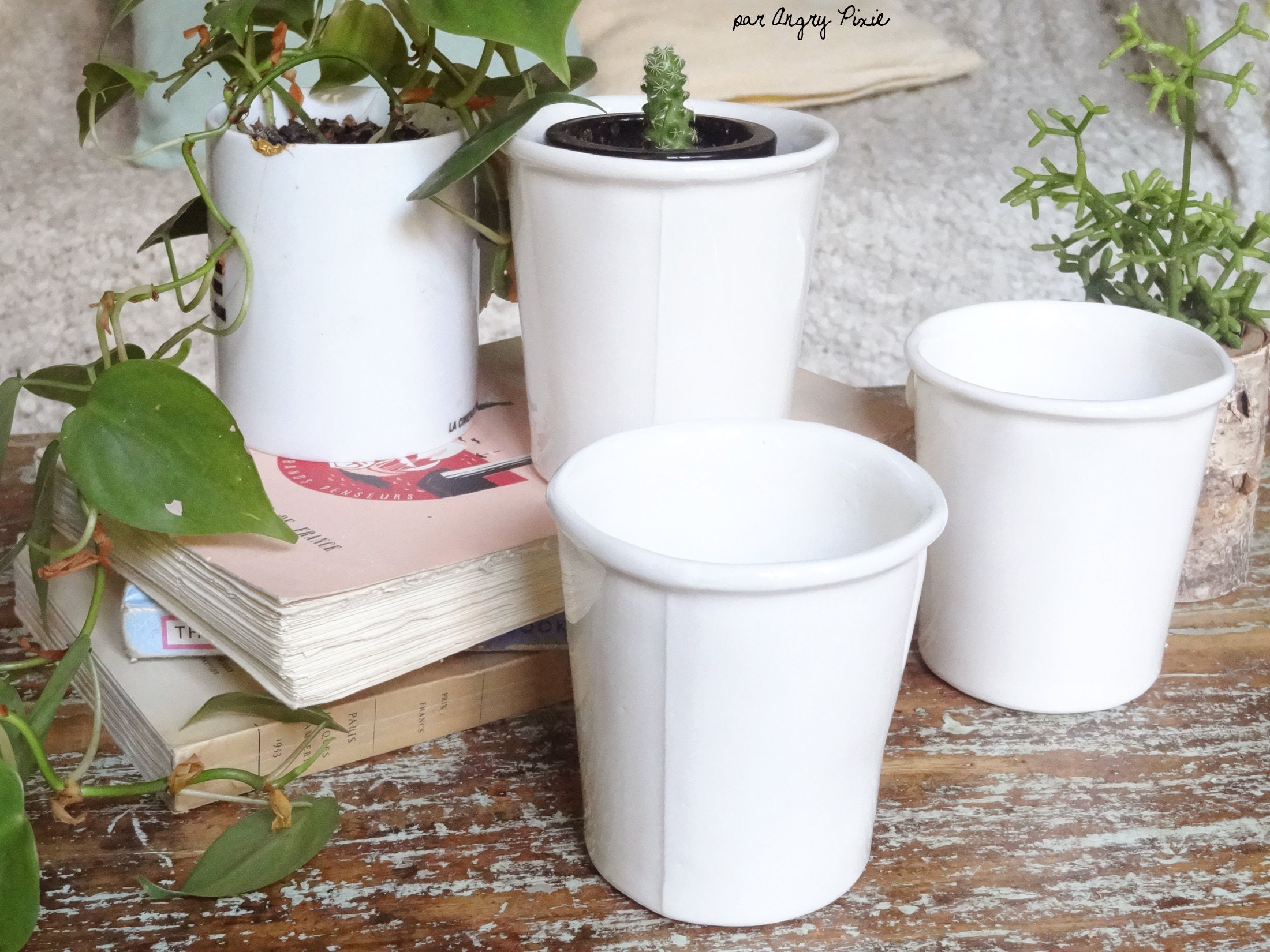 Cache-Pots ou Gobelets Blancs en Céramique Imitation Pot Carton