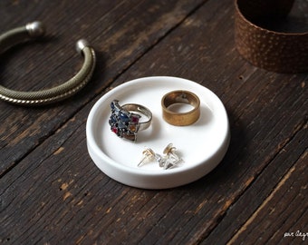 weiße Keramikuntertasse für Teebeutel oder Schmuck