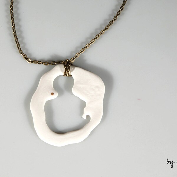 Collier en porcelaine blanche et motif doré