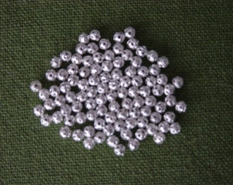 100 silberne, durchbrochene Perlen 3 mm