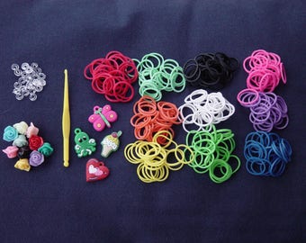 Kit bracelet en élastiques avec accessoires divers