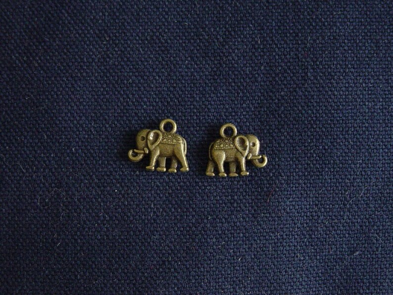 2 Breloques Très Petit Eléphant en métal bronze image 1