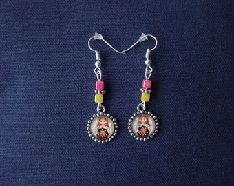 Boucles d'oreilles Matriochka rouge fond beige