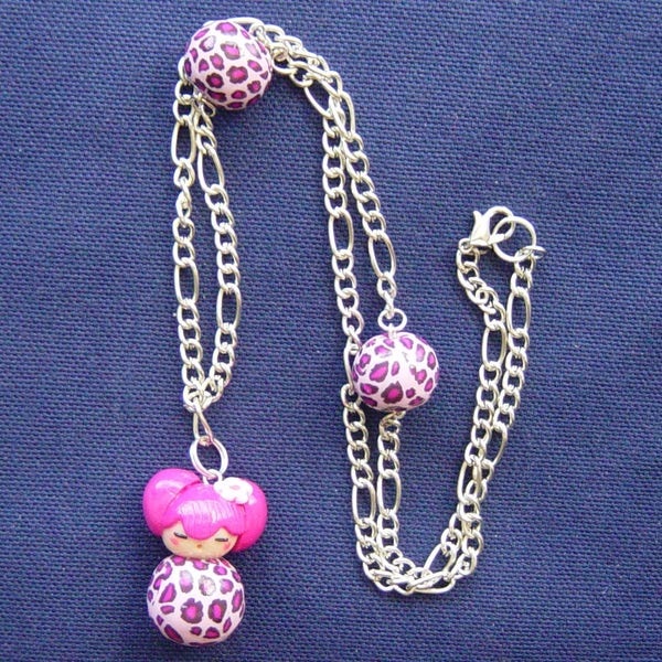 Collier Kokeshi tigrée rose et perles assorties