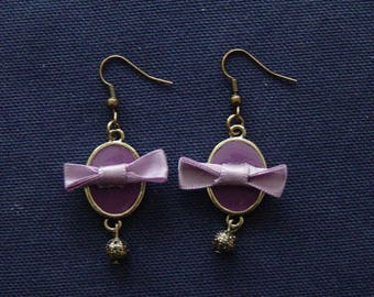 Boucles d'oreilles Noeud parme sur breloque émaillée mauve