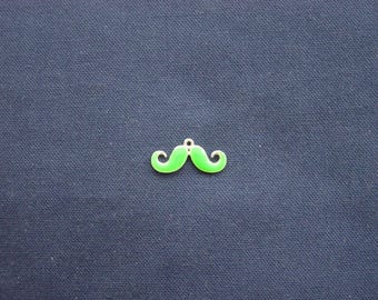 1 Breloque Moustache métal argenté émaillé verte intense