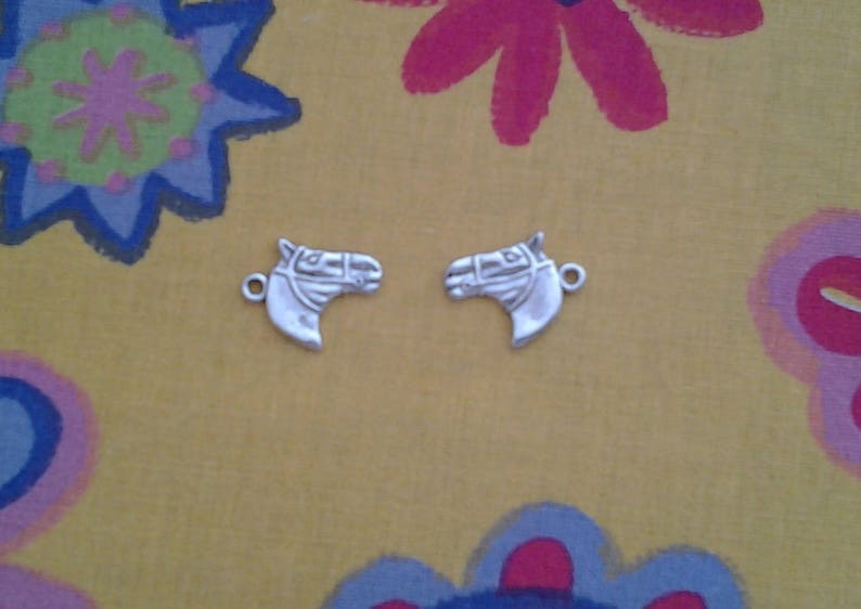 2 horse head charms in silver image 1