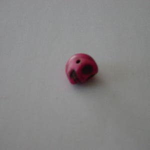 1 perle tête de mort en howlite rose fuchsia 14x11 mm