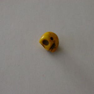 1 perle tête de mort en howlite jaune 14x11 mm