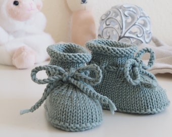 Hand-knitted sage green baby booties | Soft wool | Neutral gift for newborns | 0-3 months | Baby essentials