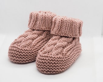 Altrosa Babyschuhe, mit Zopfmuster, 3-6 Monate, von Hand gestrickt