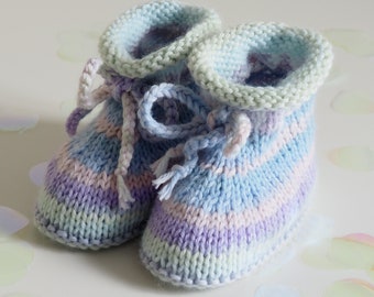 Hand-knitted colorful baby shoes in pastel shades | Soft baby booties with rolled cuffs and drawstring | Gift for birth and christening | 3-6 months