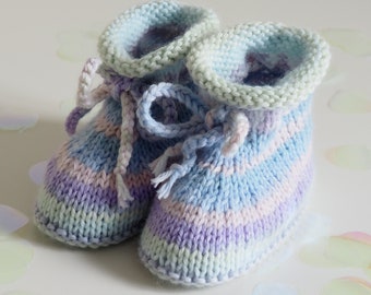 bunte Babyschuhe, in Pastellfarben gestreift, aus super weichem Babygarn, von Hand gestrickt, 3-6 Monate