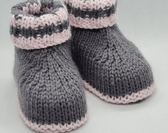 graue Babyschuhe mit hellrosa Streifen aus super weichem Babygarn von Hand gestrickt Größe 3-6 Monate für kleine Mädchen