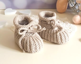 Hand-knitted baby shoes in soft beige, 4-9 months – Soft wool shoes in a patent stitch pattern with drawstring