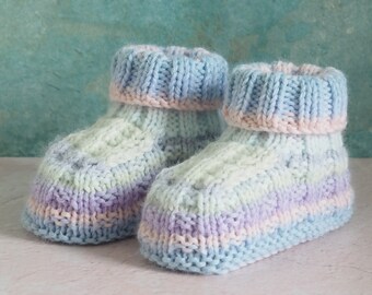 chaussures de bébé colorées en fil de bébé tricotées dans des couleurs pastel 3-6 mois