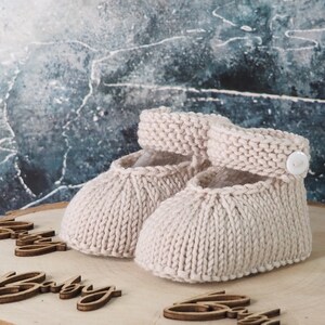 chaussures bébé beiges à lanières et boutons, en pure laine, 0-3 mois, tricotées à la main image 6