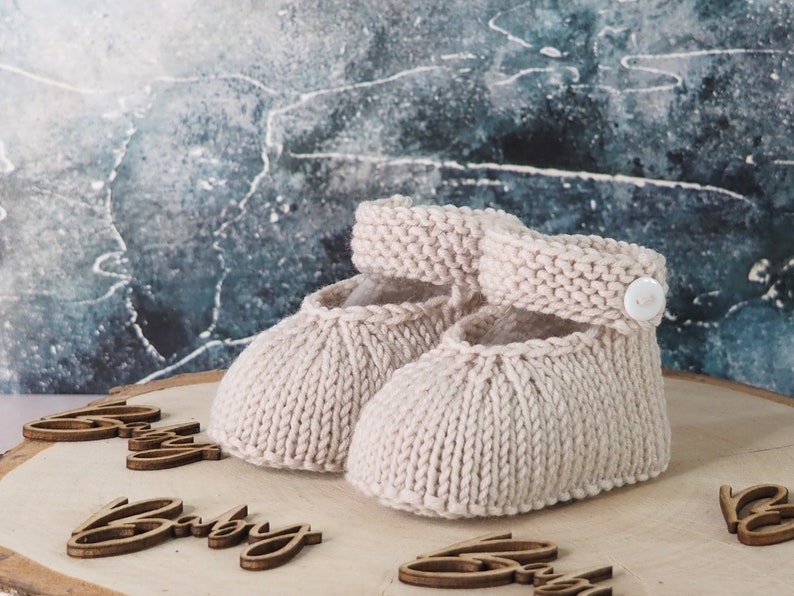 chaussures bébé beiges à lanières et boutons, en pure laine, 0-3 mois, tricotées à la main image 6