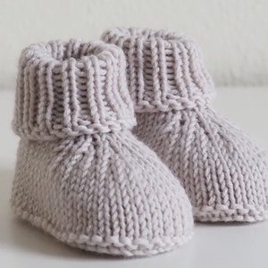 Delicate beige baby shoes, 0-3 months, hand-knitted, made of pure wool