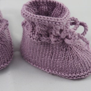 rosé Babyschuhe 3-6 Monate gestrickt mit Kordel Bild 3