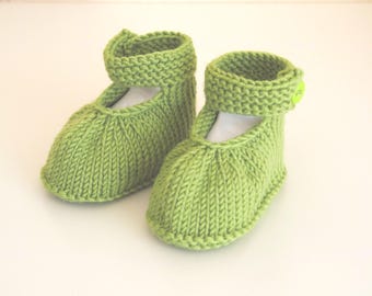 Summery light green baby shoes with straps, hand-knitted from merino wool, 0-3 months – breathable & temperature-regulating