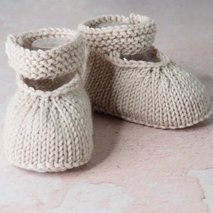 chaussures bébé beiges à lanières et boutons, en pure laine, 0-3 mois, tricotées à la main image 5