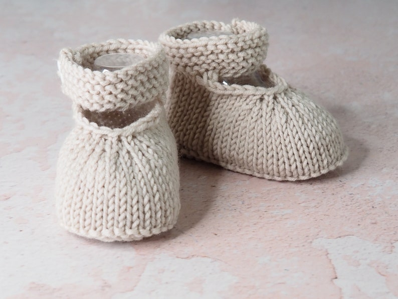 chaussures bébé beiges à lanières et boutons, en pure laine, 0-3 mois, tricotées à la main image 5