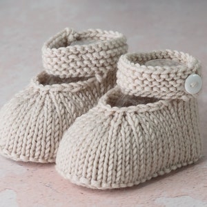 chaussures bébé beiges à lanières et boutons, en pure laine, 0-3 mois, tricotées à la main image 3