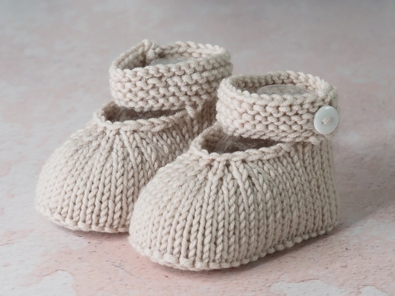 chaussures bébé beiges à lanières et boutons, en pure laine, 0-3 mois, tricotées à la main image 3