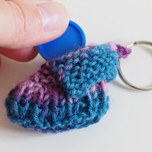 Handgestrickter Schlüsselanhänger Minischuh – Bunt meliert in Blau & Rosé | Mit Einkaufswagenchip