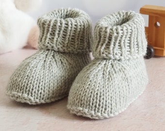 Chaussons bébé gris clair, 3-6 mois, tricotés main, en pure laine