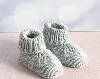 Hand-knitted light grey baby shoes made of wool, 3-6 months – soft baby booties, gift for birth, baby shower or christening