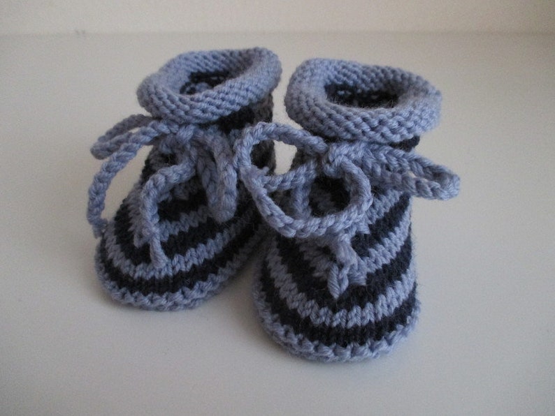 blau gestreifte Babyschuhe 3-6 Monate handgestrickt aus Wolle Bild 2