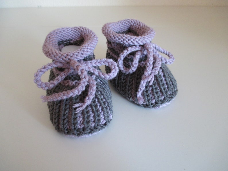 rosé graue Babyschuhe 3-6 Monate gestrickt aus Wolle in Patentmuster Bild 4