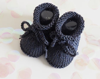 chaussures bébé gris foncé à paillettes, 0-3 mois, tricotées à la main, en coton avec du fil à paillettes
