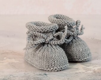 Knitted grey baby booties with rolled edge and drawstring | Handmade from pure wool | 0-3 months | Washable and cuddly soft