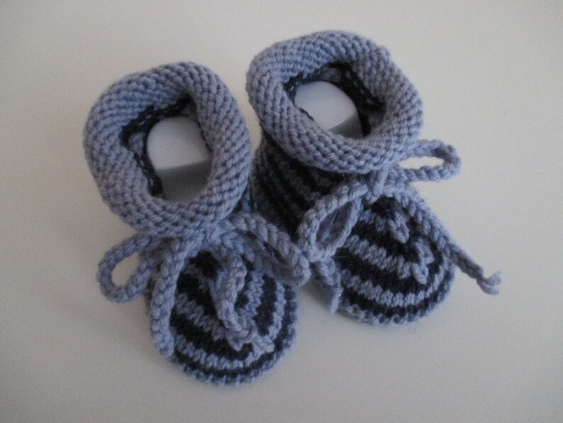 blau gestreifte Babyschuhe 3-6 Monate handgestrickt aus Wolle Bild 4