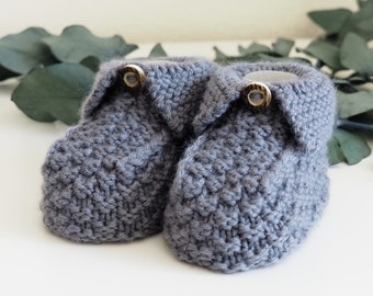 Dark grey hand-knitted baby shoes with staghorn button – size 3-6 months, for boys and girls, traditional shoes, baby booties