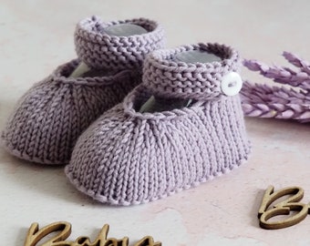 Knitted baby booties in lilac with straps and button – gift for birth, baby shower, 100% wool, size 16 (0-3 months)