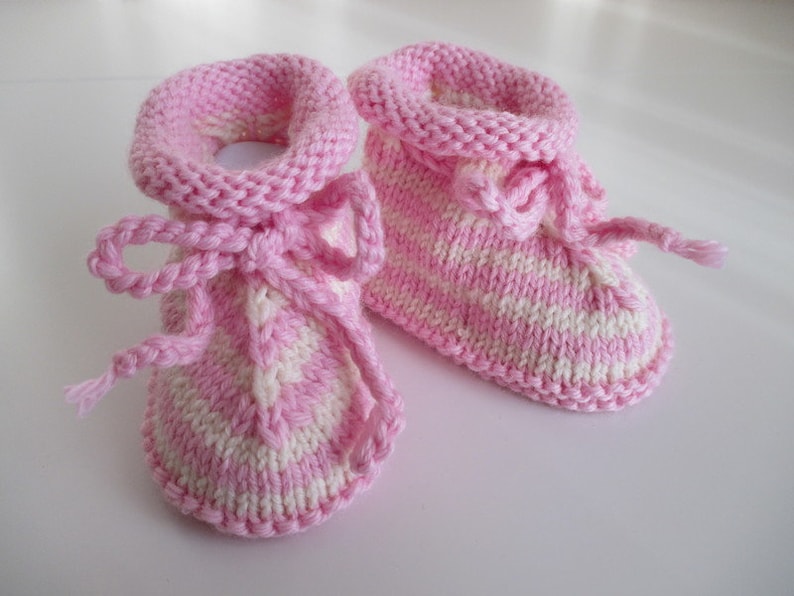 rosa gestreifte Babyschuhe 3-6 Monate gestrickt aus Wolle Bild 1