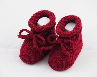 Chaussures pour bébé rouge foncé tricotées à la main en 100% laine - taille 0-3 mois