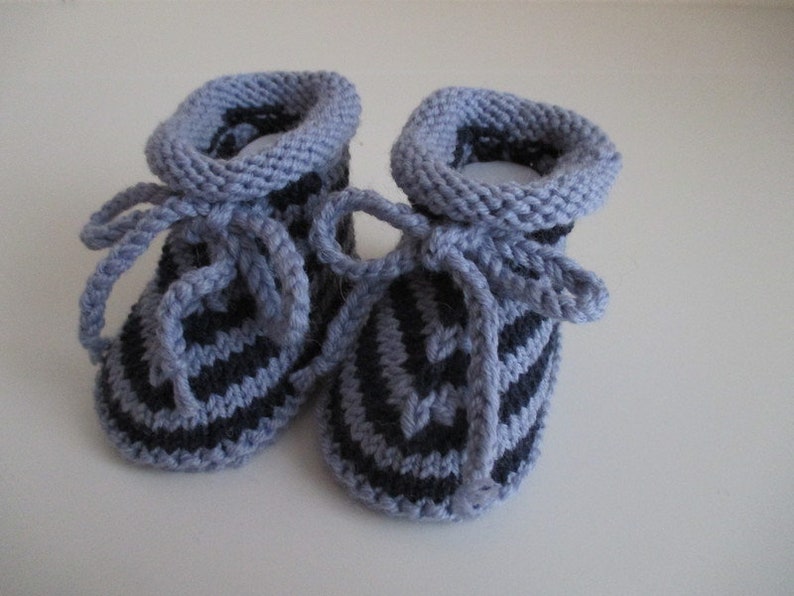 blau gestreifte Babyschuhe 3-6 Monate handgestrickt aus Wolle Bild 1