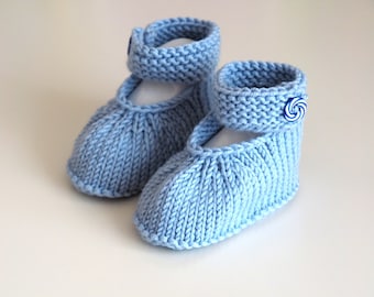 Chaussures bébé bleu clair 0-3 mois tricotées en laine avec brides et bouton en bleu