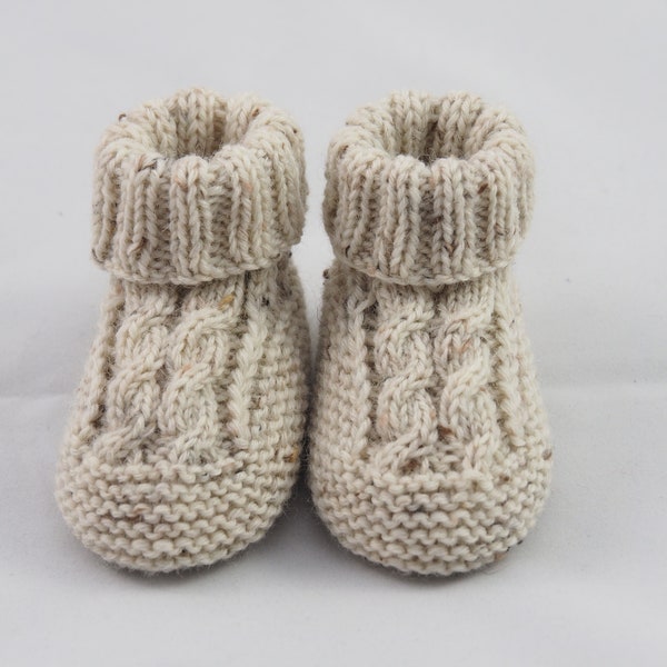 beige melierte Babyschuhe, mit Zopfmuster, 3-6 Monate, von Hand gestrickt